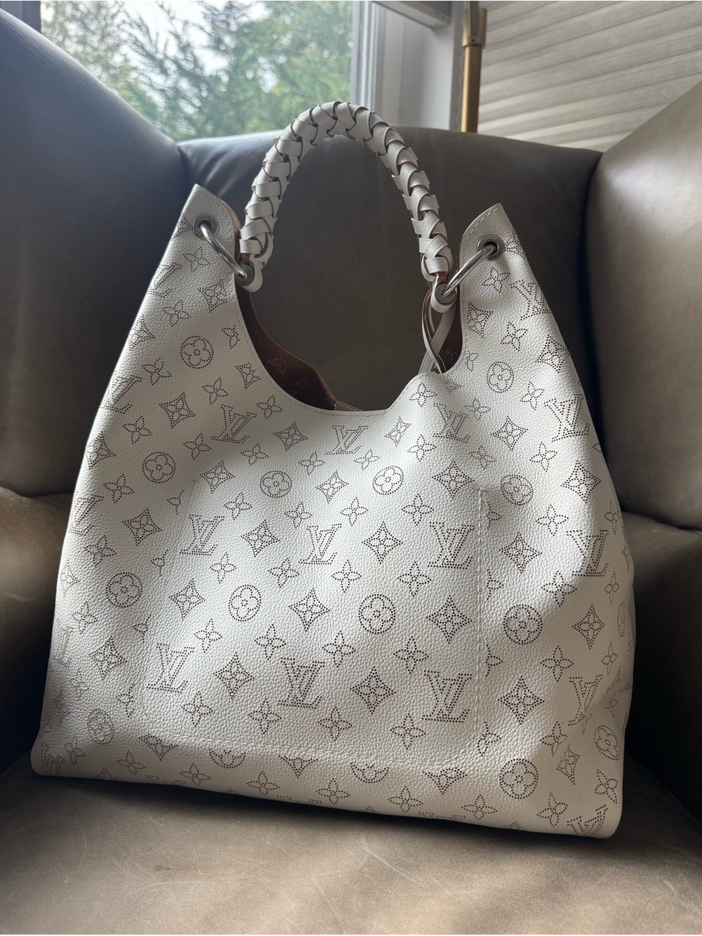 Louis Vuitton Carmel Mahina White/Cognac - Picture 2 of 5